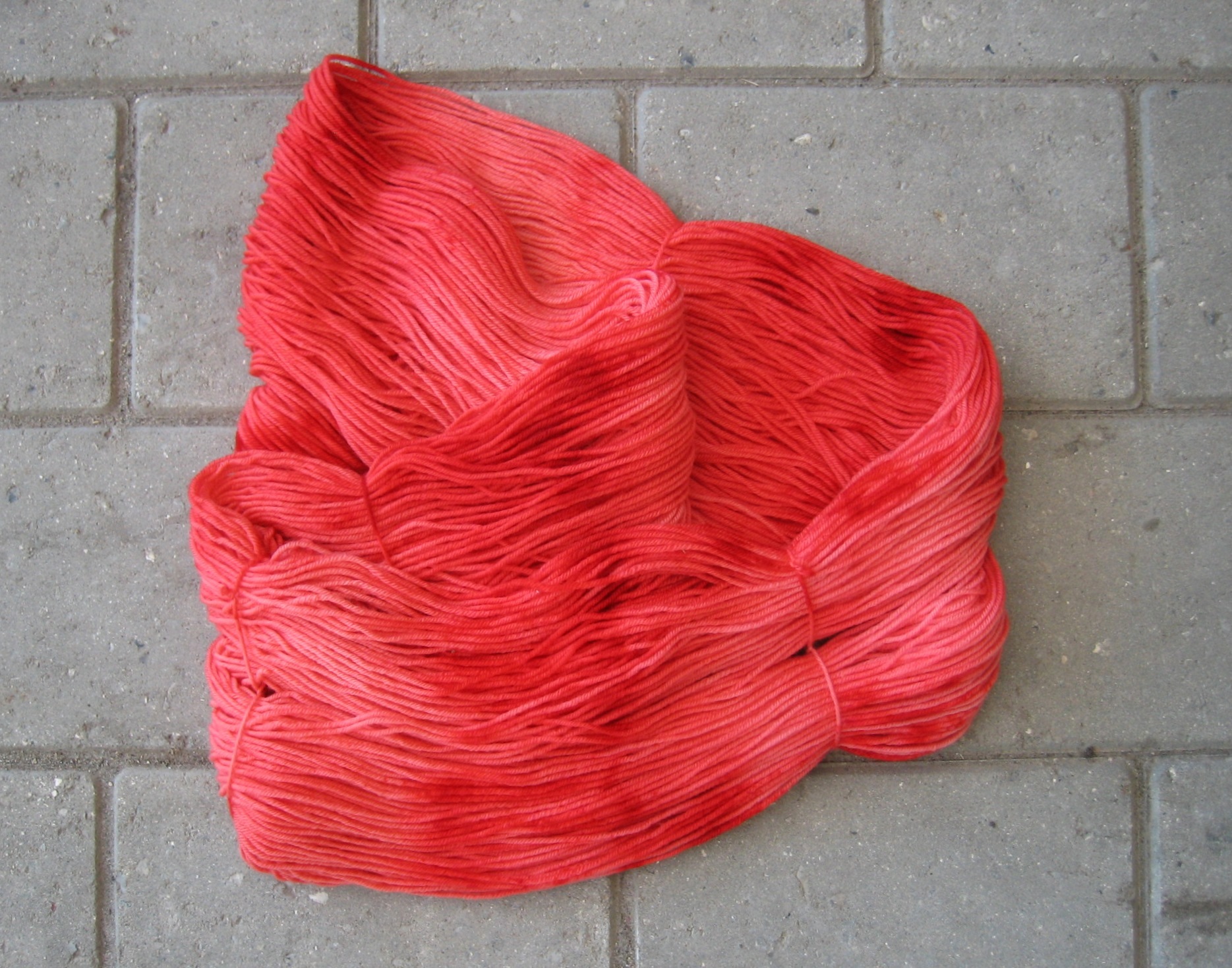 garnyarn-haandfarvet-garn-speckles-tynd-merino-uld-superwash-roed