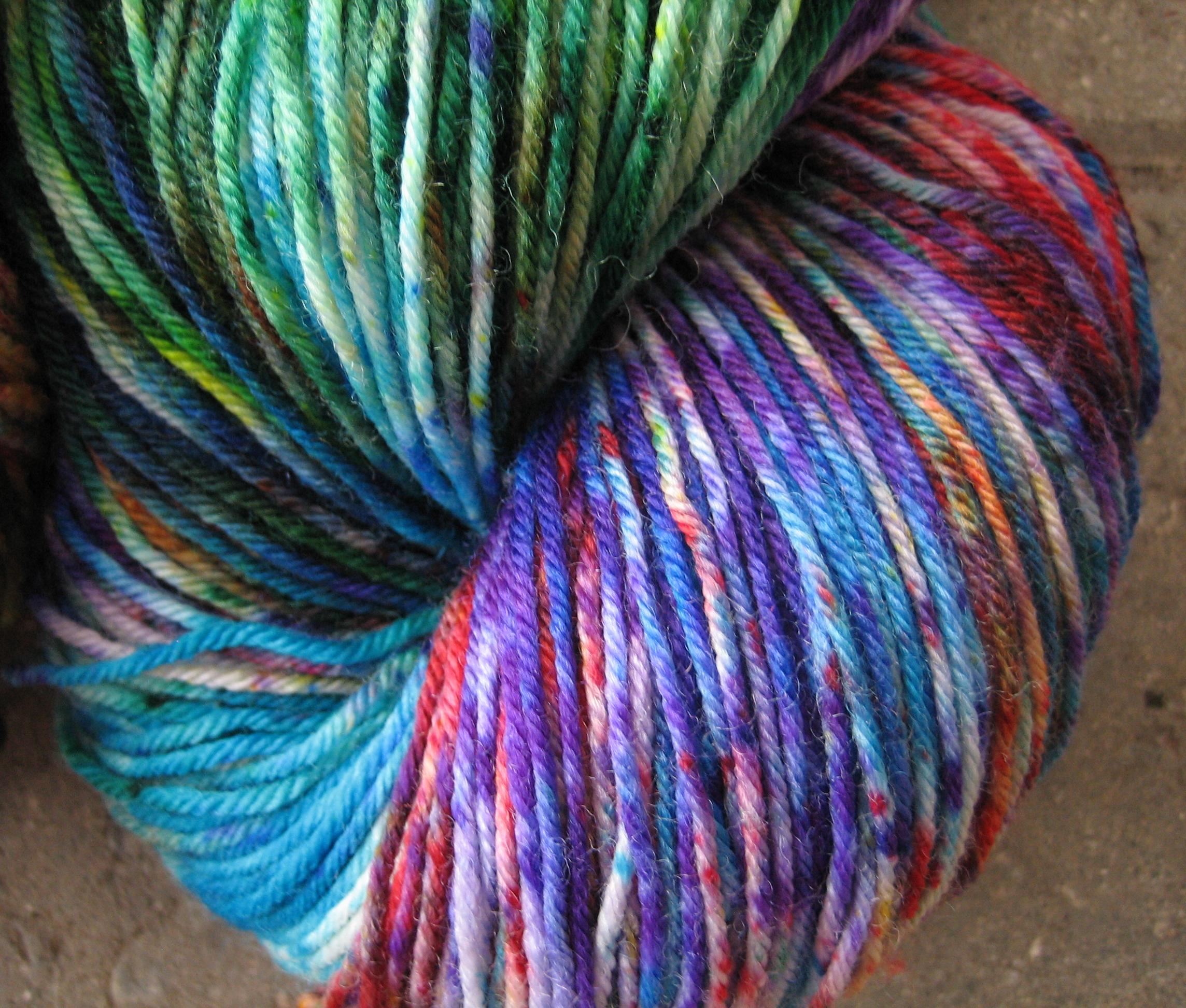 garnyarn-haandfarvet-garn-tynd-merinould-nylon-superwash-stroempegarn-regnbue