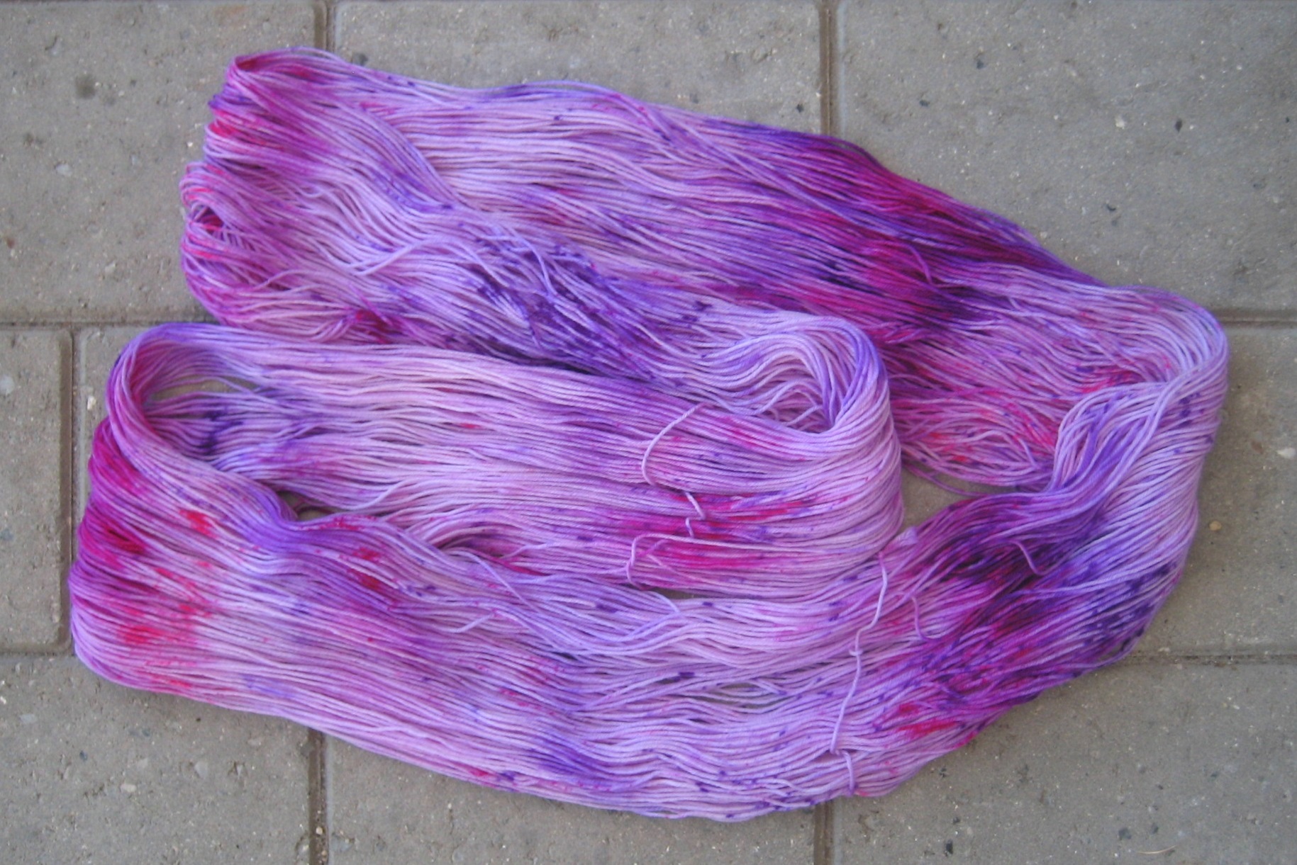garnyarn-haandfarvet-garn-tynd-merinould-nylon-superwash-stroempegarn-syren-lilla