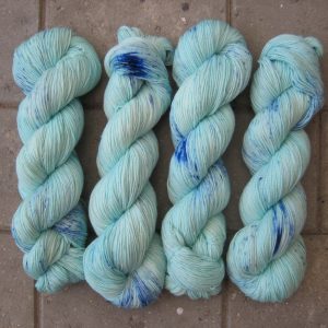 garnyarn-haandfarvet-garn-tynd-merinould-nylon-superwash-stroempegarn