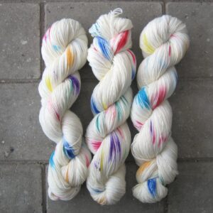 garnyarn-haandfarvet-garn-tynd-merinould-nylon-superwash-stroempegarn
