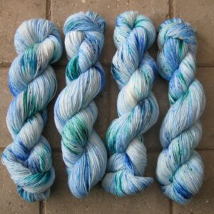 garnyarn-haandfarvet-garn-tynd-merinould-nylon-superwash-stroempegarn