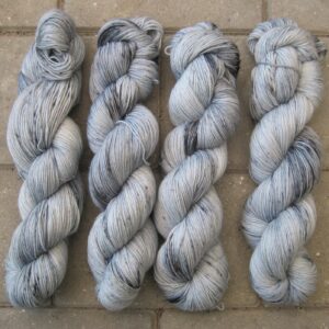 garnyarn-haandfarvet-garn-tynd-merinould-nylon-superwash-stroempegarn