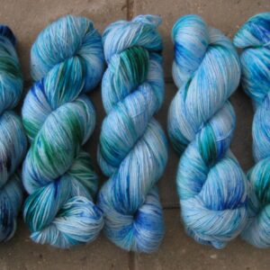 garnyarn-haandfarvet-garn-tynd-merino-uld-superwash-turkis-lilla
