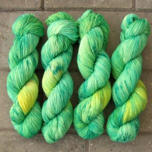 garnyarn-haandfarvet-garn-tynd-merinould-nylon-superwash-stroempegarn