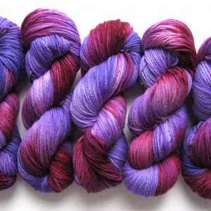 garnyarn-haandfarvet-garn-mellem-merinould-superwash-blaa
