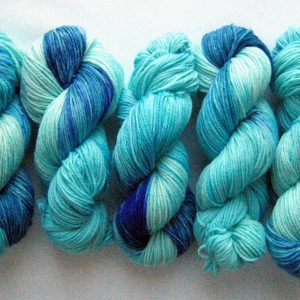 garnyarn-haandfarvet-garn-mellem-polwarth-lustre-uld-superwash