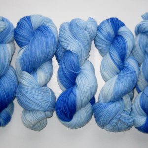 garnyarn-haandfarvet-garn-tynd-polwarth-lustre-uld-superwash-lilla