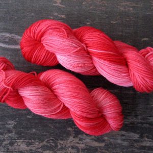 garnyarn-haandfarvet-garn-mellem-merinould-nylon-superwash-stroempegarn
