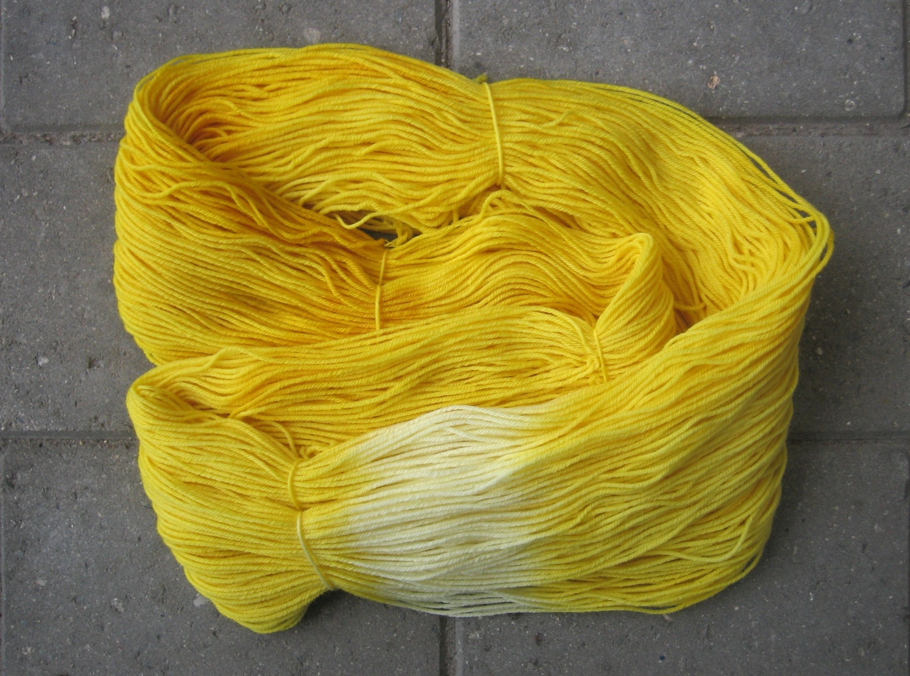 garnyarn-haandfarvet-garn-speckles-tynd-merino-uld-superwash-gul