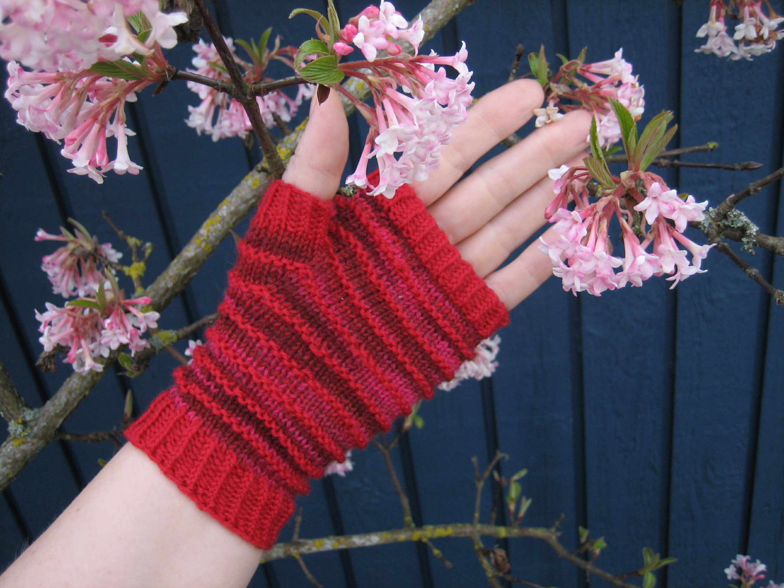 halvvanter-retrille-striber-heritage-merinould-garnyarn-rød