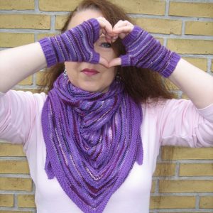 trekantsjal-halvvanter-striber-heritage-merinould-garnyarn-lilla