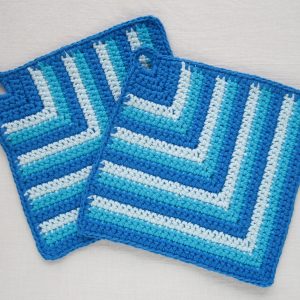 firkantede-haeklede-grydelapper-med-vinkelstriber-i-bomuldsgarn-garnyarn